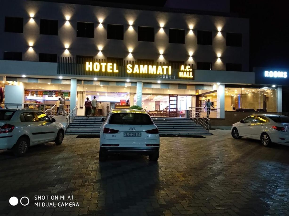 Hotel Sammati Kheda Екстериор снимка